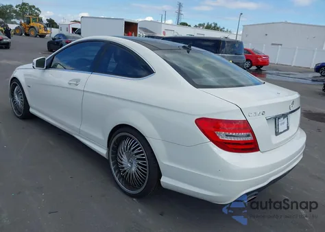 2012 Mercedes-Benz C 250 z USA, uszkodzony, nr VIN WDDGJ4HB6CF776732